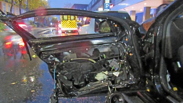 Velbert: Linienbus kracht in unachtsam geöffnete Autotür