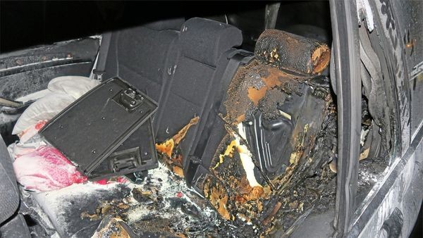 Brandstiftung: Unbekannte zünden SUV in Velbert an