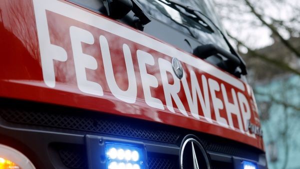 Heckenbrand in Velbert: Feuerwehr verhindert Schlimmeres