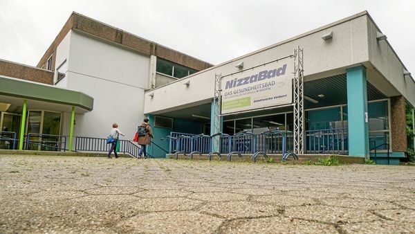Velbert: Unbekannte knacken Spind und klauen ein Auto