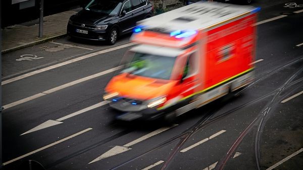 Neviges: Mitarbeiter wird von Radlader überrollt
