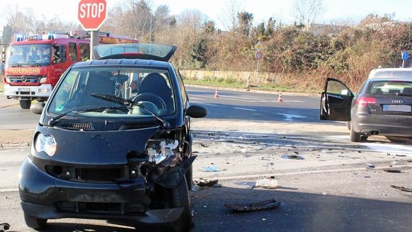 Durch Sonne geblendet? Zwei Autos kollidieren in Velbert
