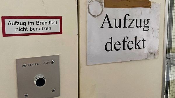 „Wie eingesperrt“: Seniorin seit Monaten ohne Aufzug