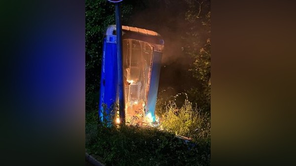 Dixi-Klo brennt in der Nacht am Velberter Kostenberg aus