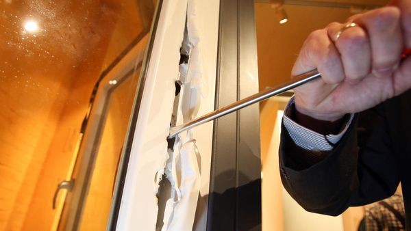 Einbruchsversuch in Goldschmiede: So sieht Verdächtiger aus