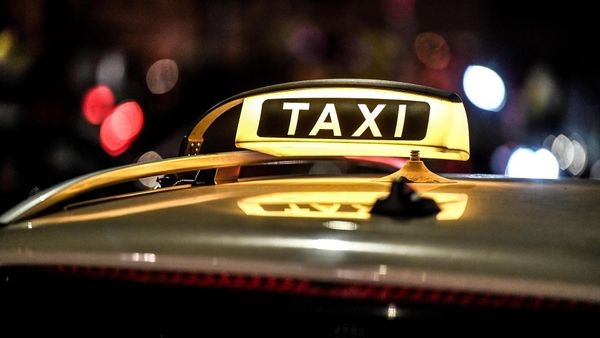 Unbekannter bedroht Taxifahrer in Velbert mit Messer