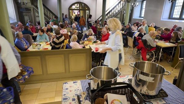Gemeinschaft erleben: Vesperkirche bietet kostenloses Essen