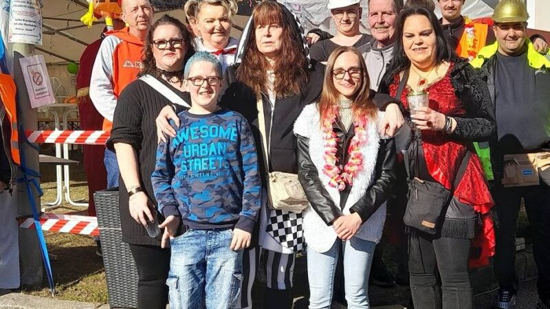Das Rohdenhauser Narrenvolk feierte seinen Rosenmontagszug bei strahlendem Wetter, 14 Fußgruppen und 20 Wagen waren zu sehen: Prinzessin Noemi grüßte aus dem Cabrio