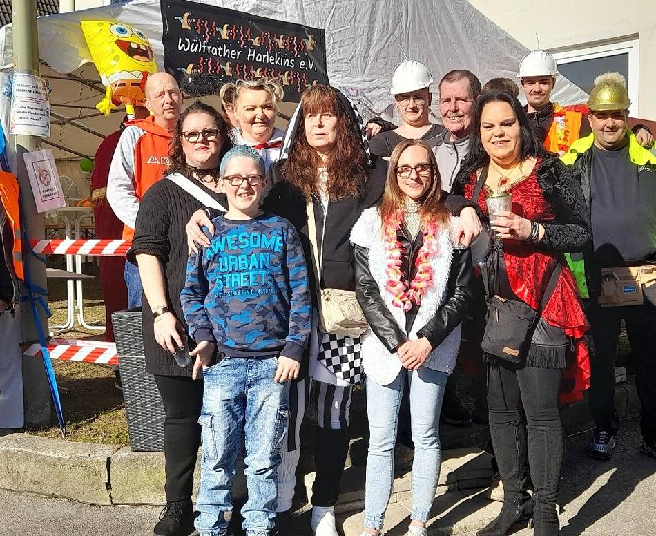 Das Rohdenhauser Narrenvolk feierte seinen Rosenmontagszug bei strahlendem Wetter, 14 Fußgruppen und 20 Wagen waren zu sehen: Prinzessin Noemi grüßte aus dem Cabrio