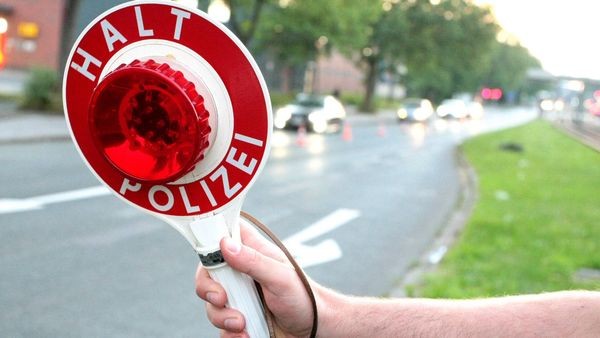 Motorradfahrer rast mit 111 km/h durch eine Tempo-50-Zone
