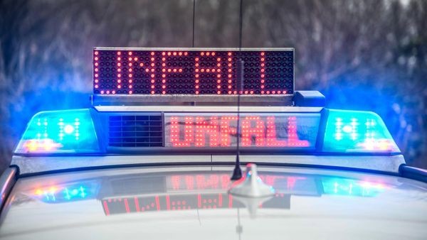 Krankentransporter in Velbert gerammt: Verursacherin flüchtet