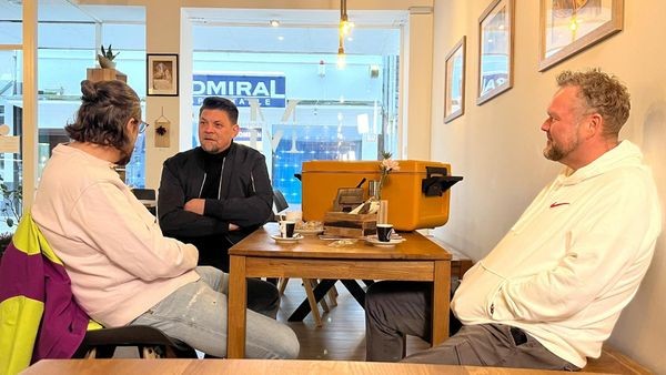 Tim Mälzer besucht mit „Kitchen Impossible“ Sascha Stemberg