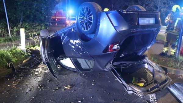 Auf der Straße Richtung Heiligenhaus: Auto überschlägt sich