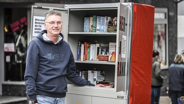 „Super Idee“: Große Freude über Velberts neuen Bücherschrank