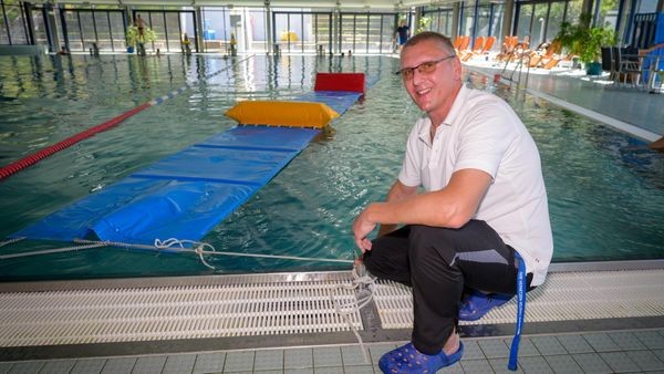 „Macht Spaß“: Ungewöhnlicher Parcours in Velberts Schwimmbad