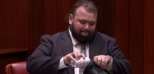 Australien: Kyle McGinn sorgt mit Sneaker-Bier für Lacher im Parlament