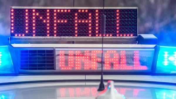 Velbert: 22-Jähriger befreit sich selbst aus Autowrack