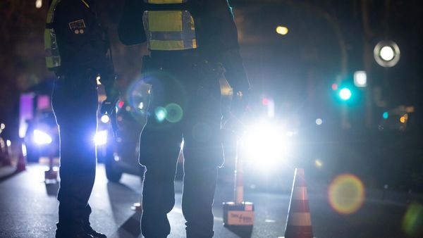 Illegales Autorennen: Jugendlicher Fußgänger schwer verletzt