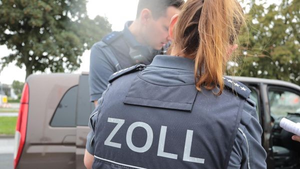 Großrazzia: Behörden finden gefälschte Waren und Waffen