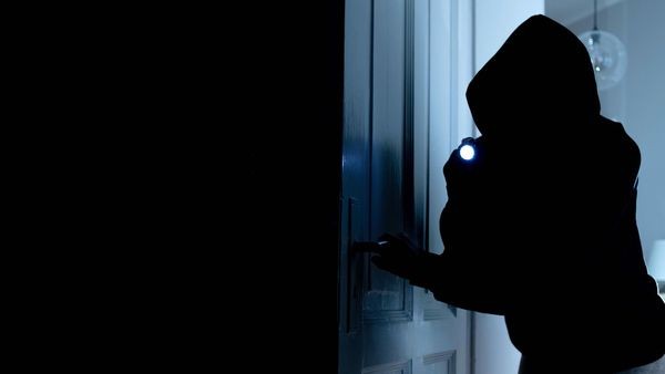 Unbekannte Täter brechen in Velberter Unternehmen ein