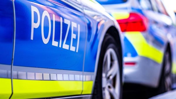 Heftiger Unfall im Hügelland: Kradfahrer (26) schwer verletzt