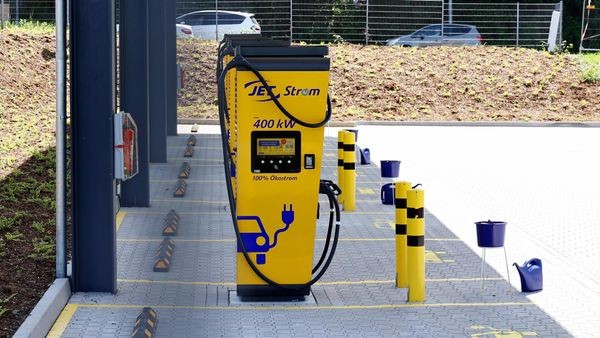 Neue E-Tankstelle in Heiligenhaus: Blitzschnell Autos laden