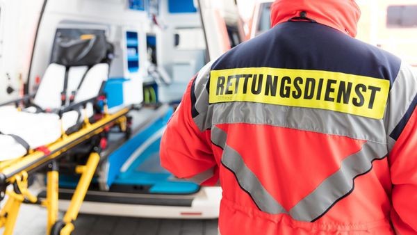 Vermeintlich hilflose Frau attackiert plötzlich ihre Retter