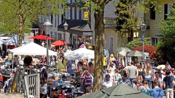Großer Andrang auf dem traditionellen Flohmarkt