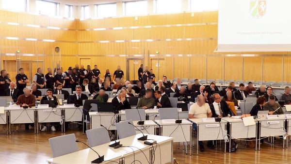 Illegale Zigarettenfabrik: Bewährungsstrafe für 16 Angeklagte