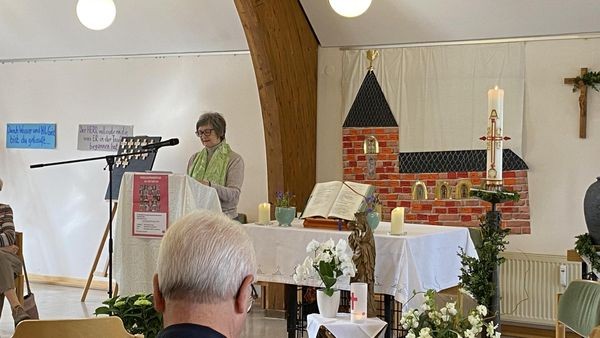 Frau hält Predigt: Velberterinnen ringen mit Kirchendoktrin