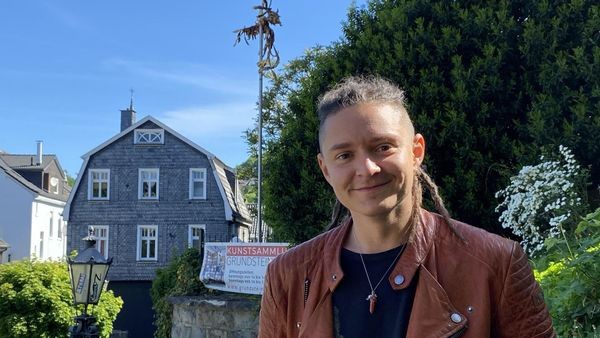 Feuervogel steigt über Velbert in den Himmel