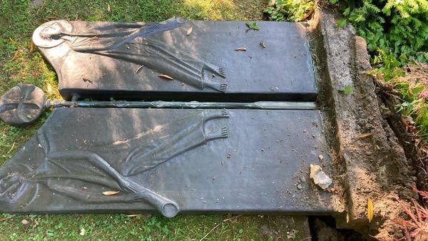Grabstein-Diebe verwüsten Gräber auf Ratinger Friedhof