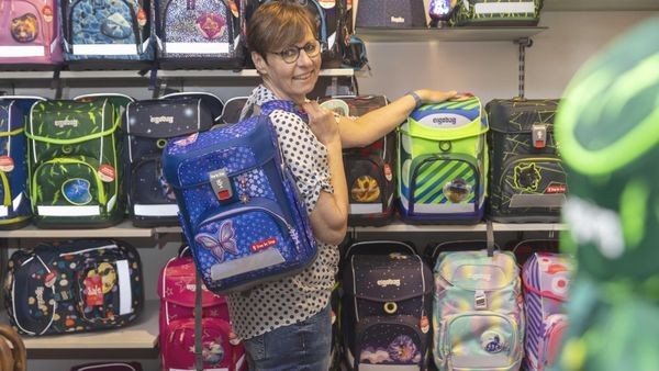 Velberter Geschäft hilft durch riesigen Schulranzen-Dschungel
