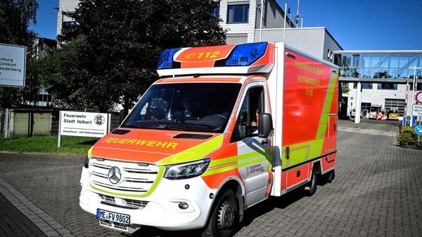 Velbert: Schwere Unfälle, PKW-Brand und eine hilflose Person