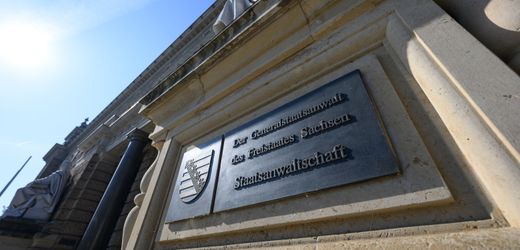 Dresden: Hitlergruß in Militär-Oldtimer? Mann soll 2500 Euro Geldstrafe zahlen