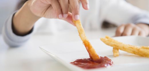 Kinder-Essen: Restaurants tischen meist Frittiertes auf – Schnitzel, Pommes oder Nuggets