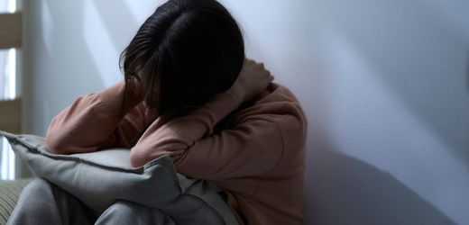 Bauchschmerzen und Übelkeit: Was schlägt der 16-Jährigen auf den Magen?
