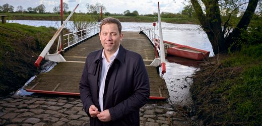 Lars Klingbeil spart bei seiner heimischen Bank in der Lüneburger Heide