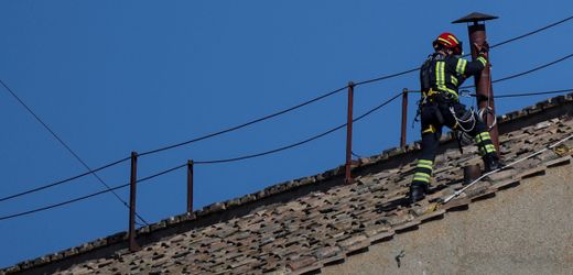 Papst-Wahl im Vatikan: Feuerwehr installiert Schornstein auf Sixtinischer Kapelle für Konklave