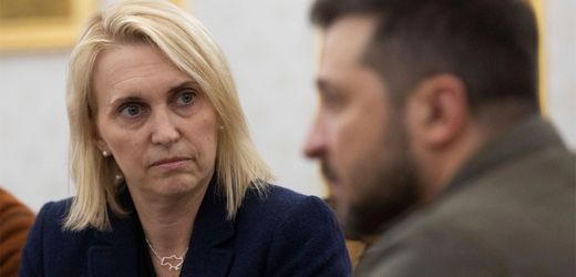 Donald Trump: Frühere US-Botschafterin Bridget Brink »konnte Trumps Politik nicht mehr vertreten«