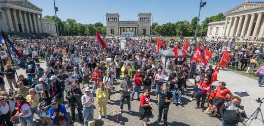 Anti-AfD-Demos in Deutschland: Tausende demonstrieren für Verbotsverfahren