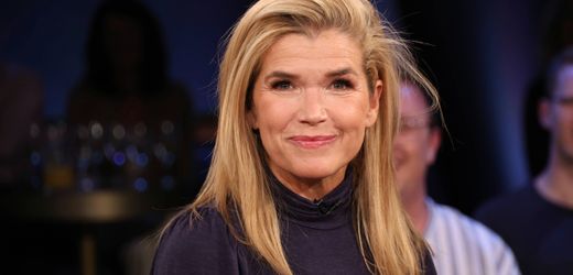 Anke Engelke macht gerade ein Praktikum bei der Deutschen Bahn und kontrolliert Zugtickets