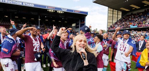 FC Burnley aufgestiegen: Natasha Bedingfield singt »Unwritten« auf Kabinenparty