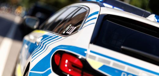 Bremen: Mann mit Kind auf dem Arm droht sich mit Messer selbst zu verletzten