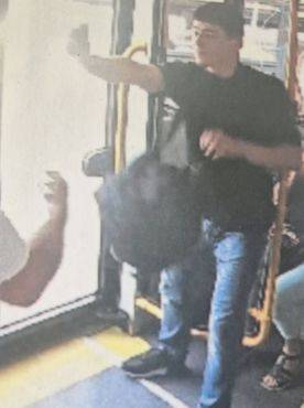 Polizei sucht mit Foto: Gefährliche Körperverletzung in Moerser Linienbus