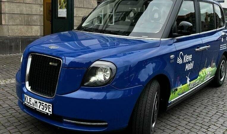 Übernimmt bald der Kreis?: Trotz mäßiger Nutzerzahlen – Stadt will an blauen Kleve-Taxis festhalten