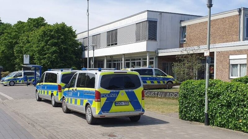 Gewaltandrohung an Hauptschule: Schmiererei kündigt Straftat an – Polizei zeigt an Schule in Goch Präsenz