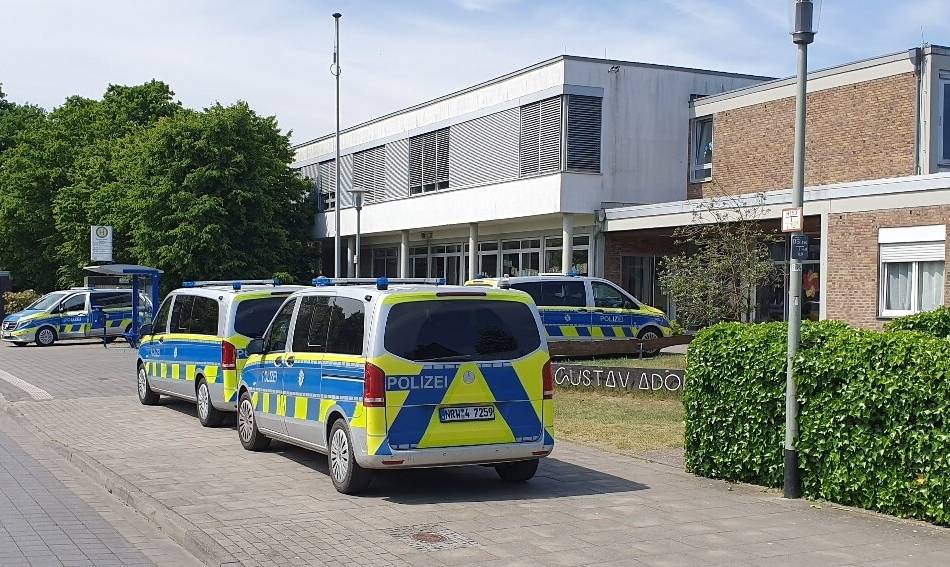 Gewaltandrohung an Hauptschule: Schmiererei kündigt Straftat an – Polizei zeigt an Schule in Goch Präsenz