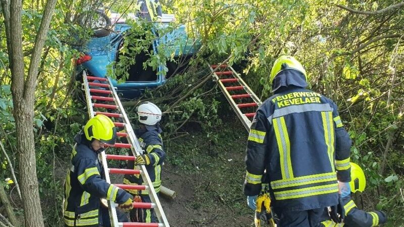Frau im Auto eingeklemmt: 84-Jährige landet mit ihrem Wagen in Kevelaer im Graben