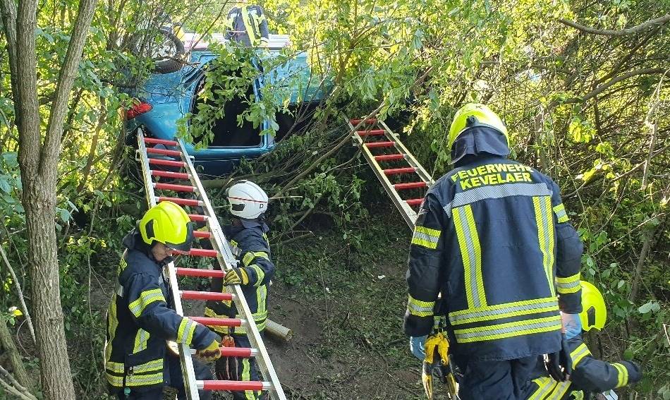 Frau im Auto eingeklemmt: 84-Jährige landet mit ihrem Wagen in Kevelaer im Graben